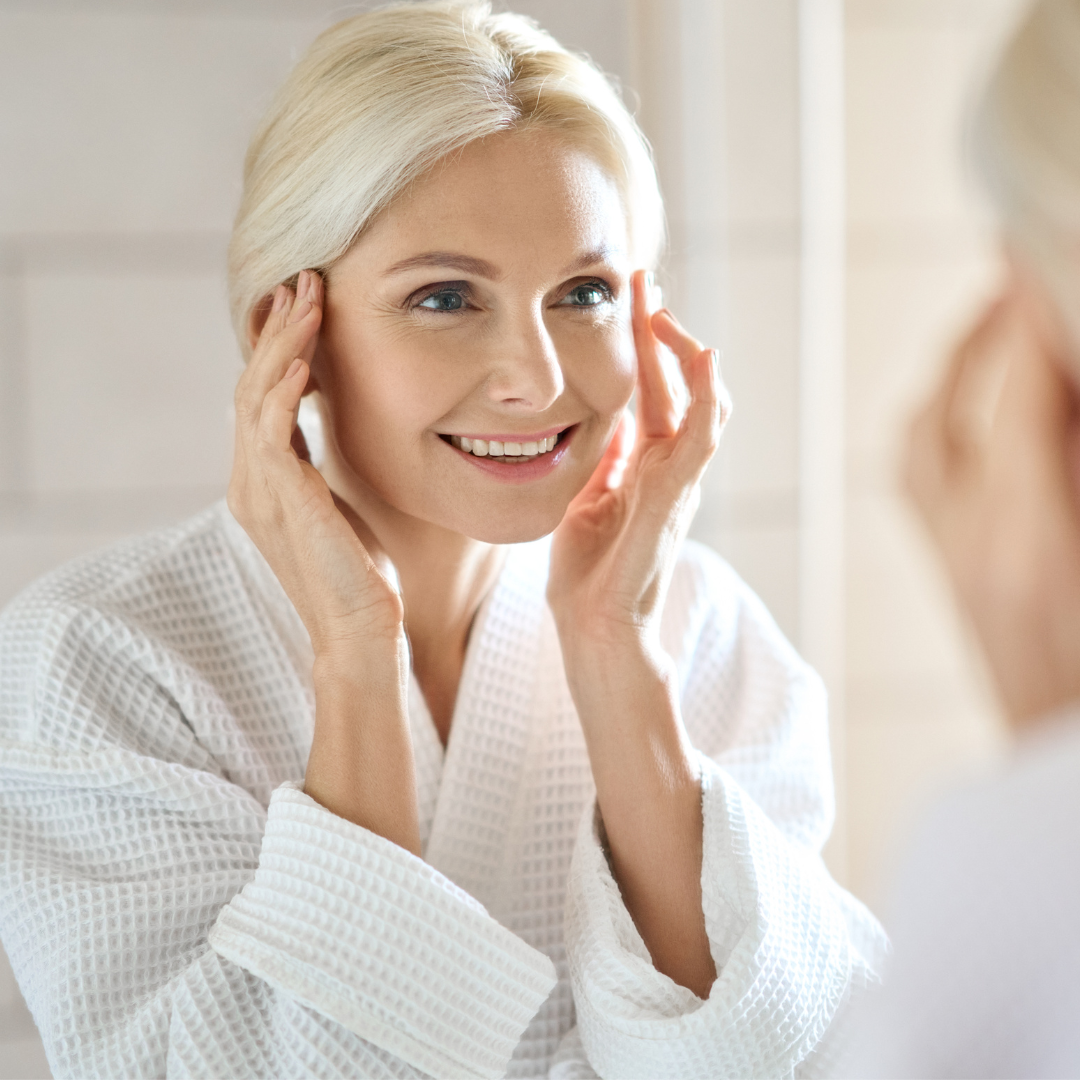 Femme d'âge mature avec une peau éclatante de santé