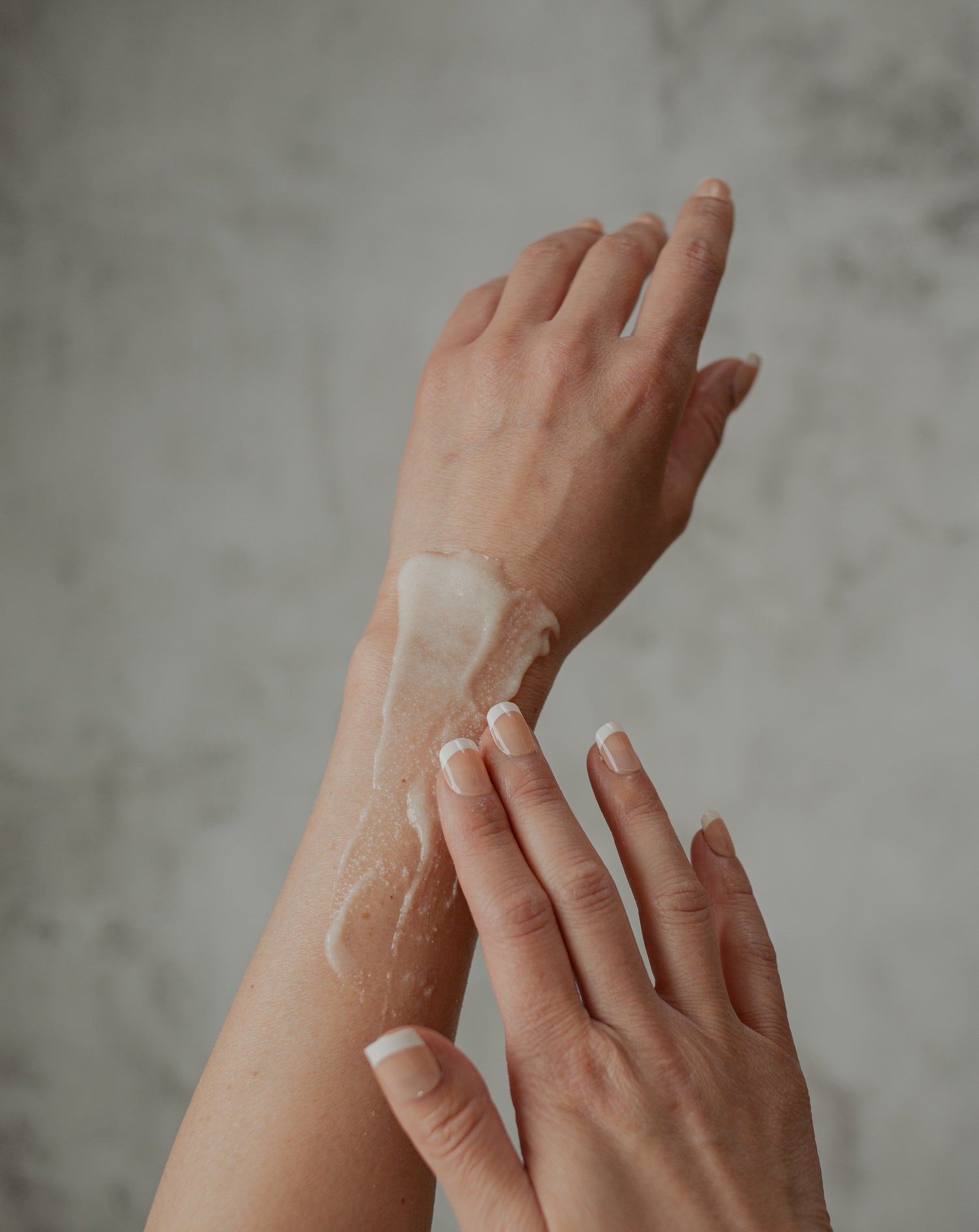 Produit exfoliant pour le visage étendu sur le dessus de l&
