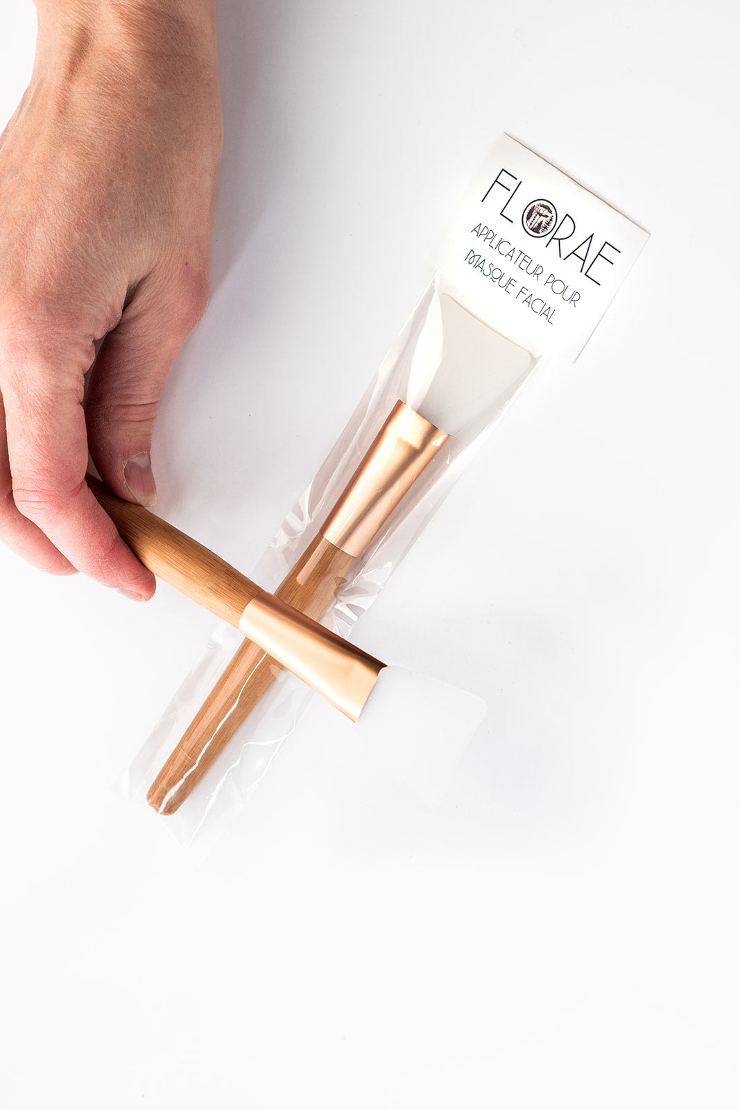 pinceau bambou et or rose avec applicateur en silicone, pour un application uniforme et sans gâchi. De la marque Florae cosméitques