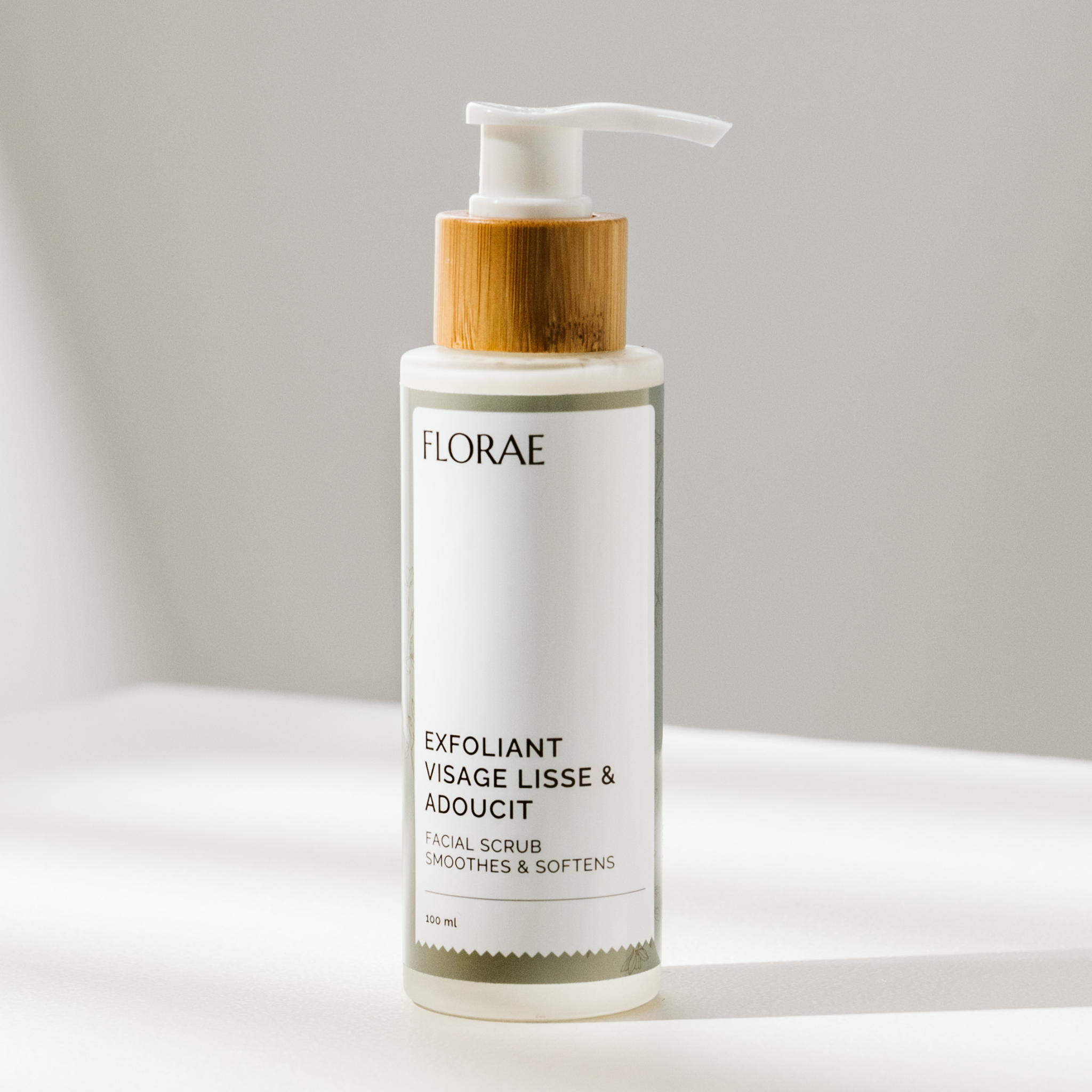 exfoliant_peau_sensible_bouteille de verre avec pompe.