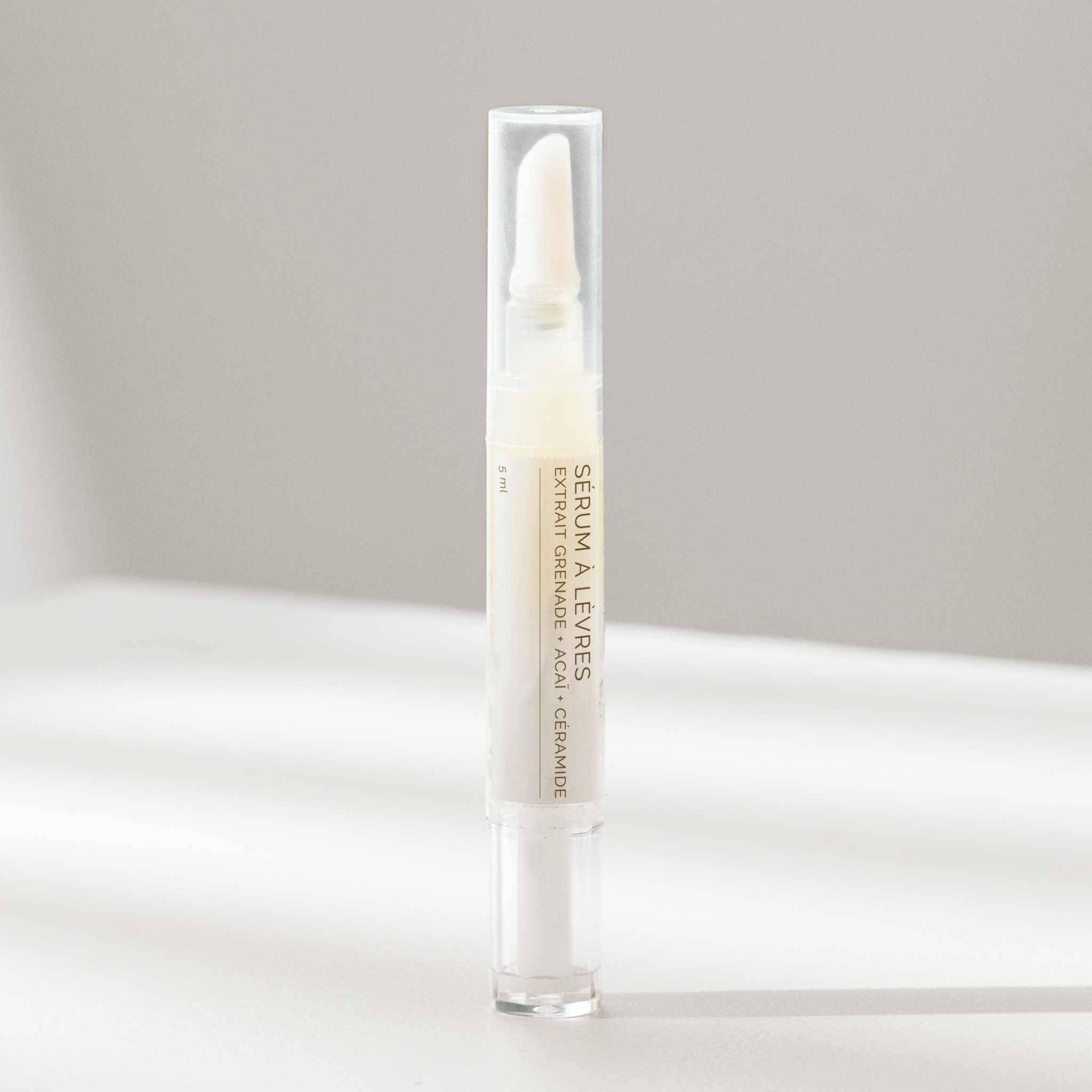 sérum à lèvres dans un tube transparent. Extrait de grenade, acaï et céramide