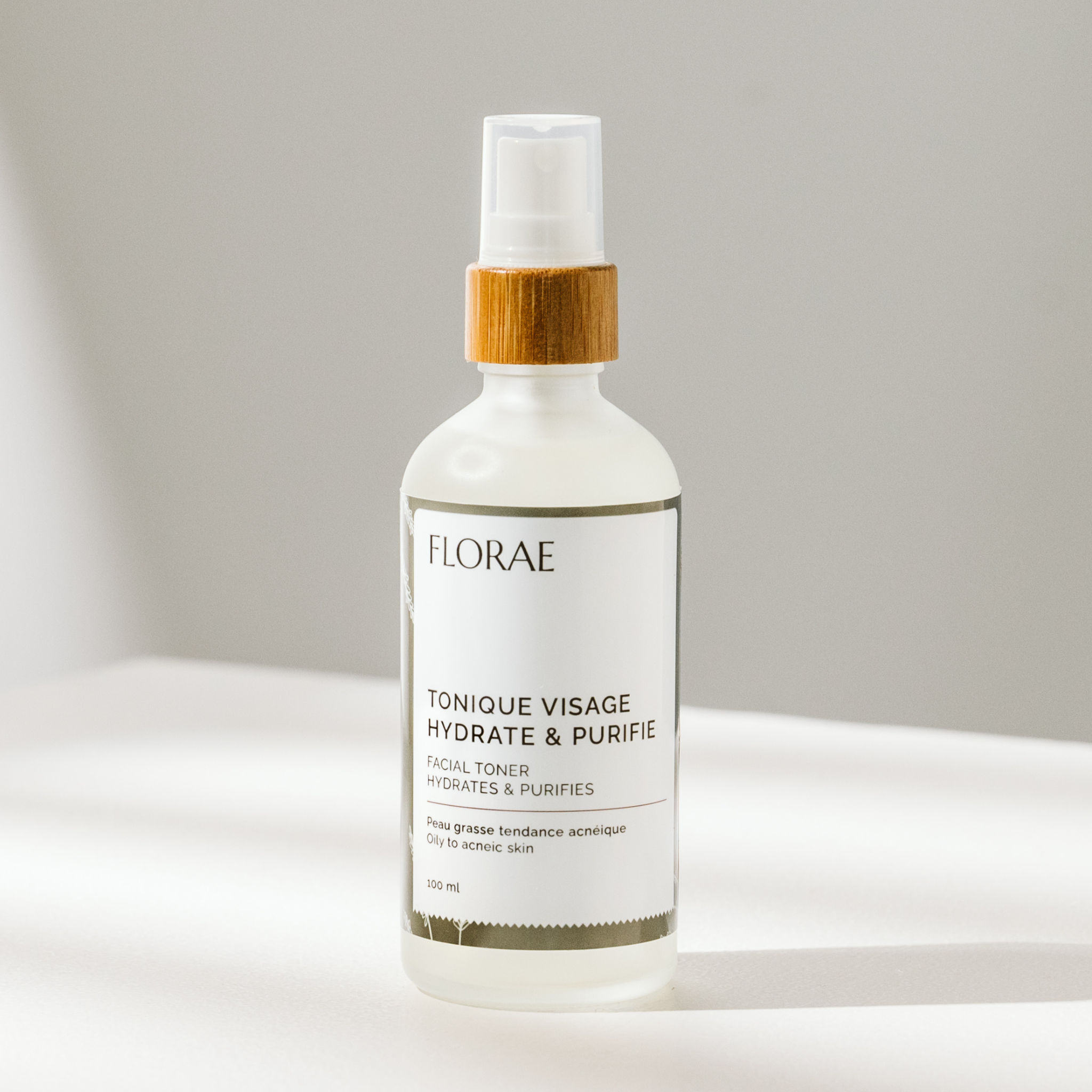 tonique hydratant et purifiant dans une bouteille de verre et bouchon vaporisateur en bambou.