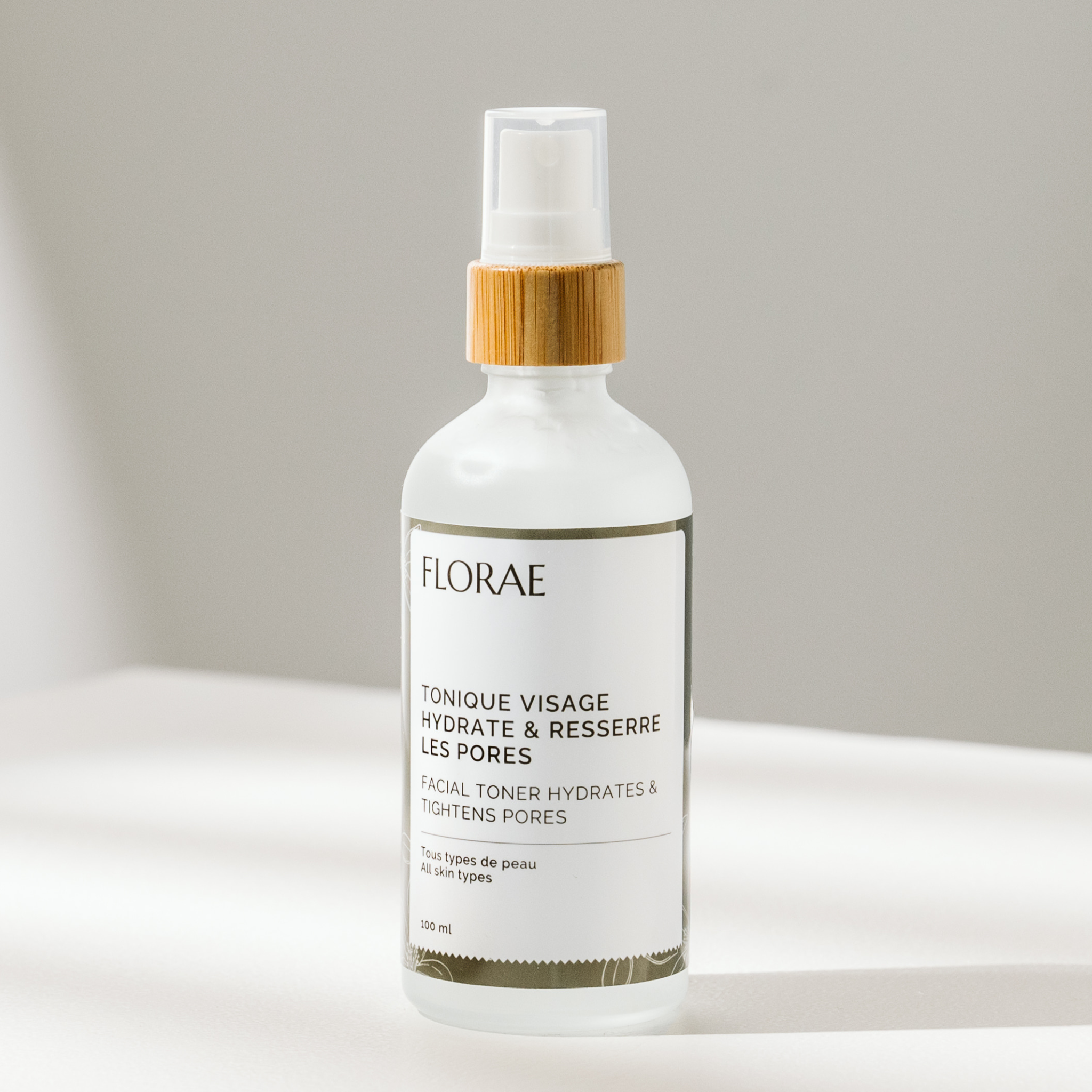 tonique hydratant, resserre pores. Dans une bouteille de verre et bouchon vaporisateur de bambou