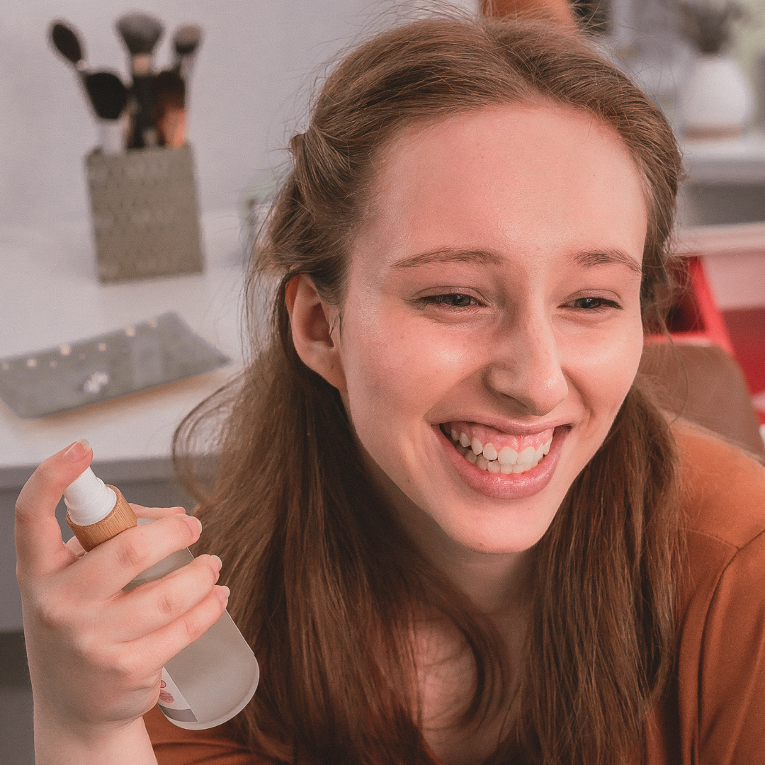 Jeune femme souriante, en train d&