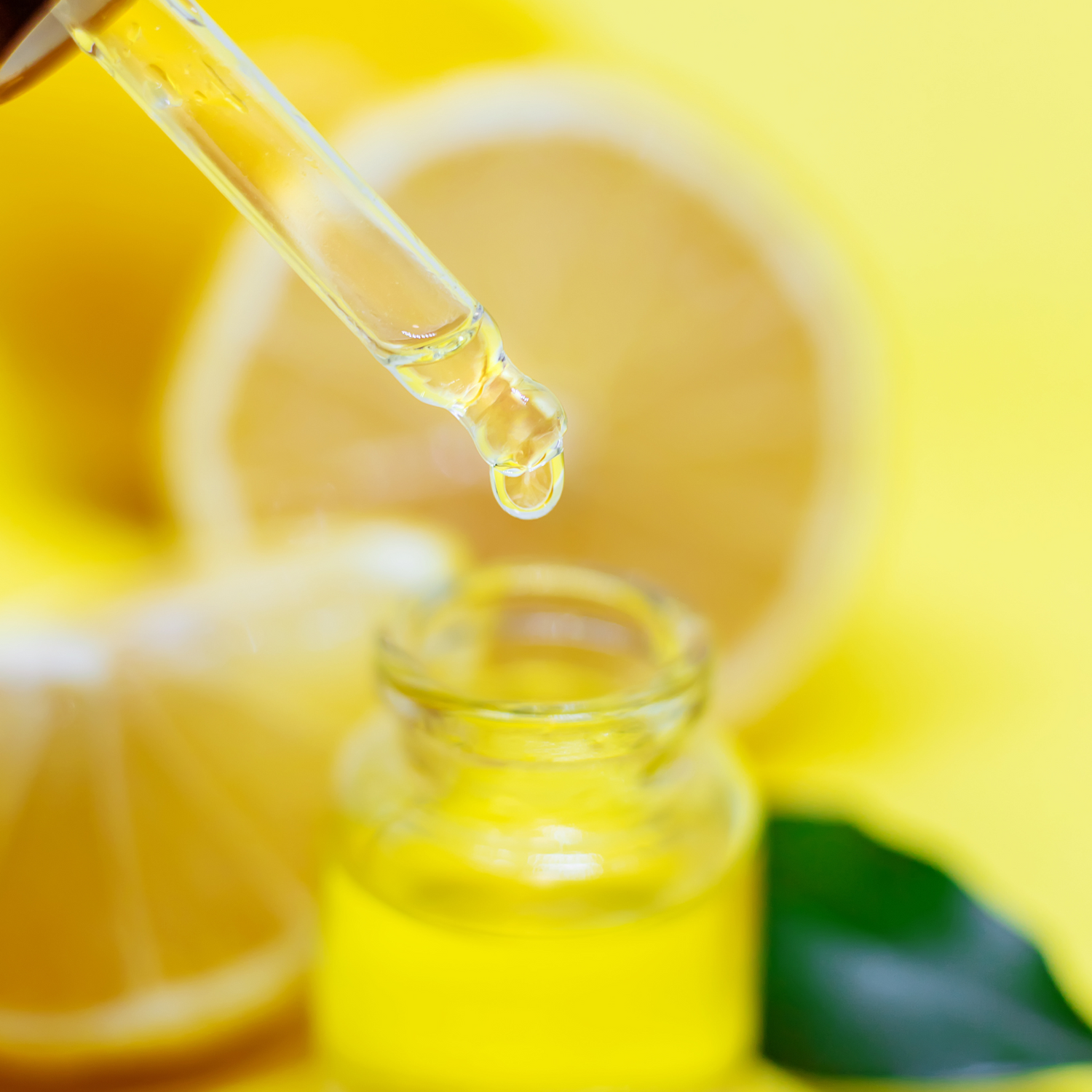 L'huile Essentielle de Citron : Un Allié Puissant pour une Peau Pure et Radieuse