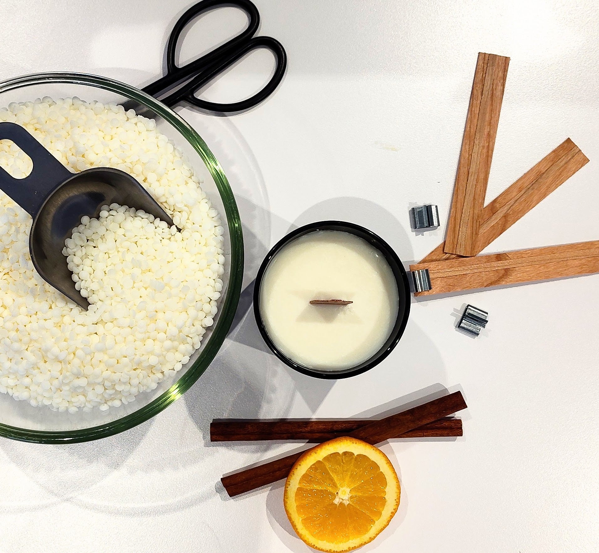 atelier de confection bougie crépitante chez Florae Cosmétiques. Bougie dans un contenant avec mèche de bois. Cire de soya, Cannelle et Orange. 